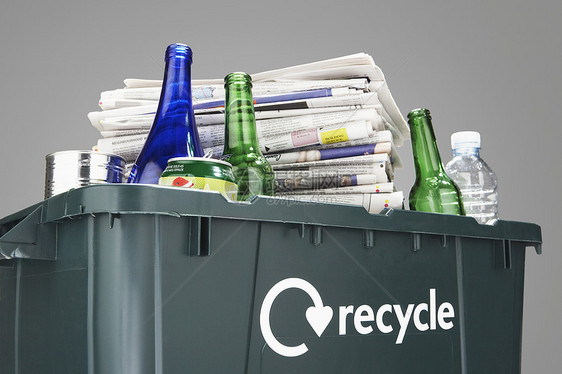装满废纸和瓶子的回收垃圾桶材料生态环境问题回收站影棚符号环保箭头意识问题图片