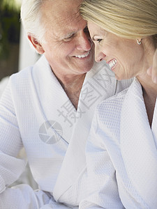 穿着浴袍的相爱中年夫妇近距离接近图片