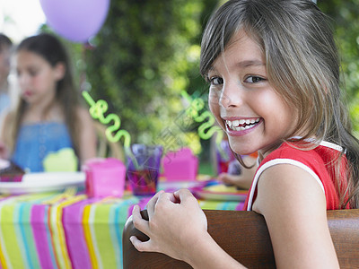 可爱年轻女孩的近身肖像 在户外肩对肩看前院派对快乐花园青春期幸福食物闲暇童年女性图片