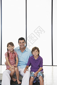 快乐父亲的肖像和孩子坐在家里坐在一起的孩子图片