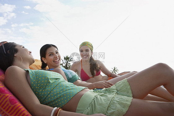 3个少女在户外的阳光之夜放松图片