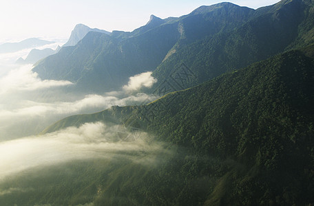 山地风雾高涨的视野图片