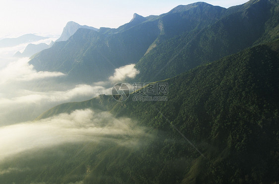 山地风雾高涨的视野图片