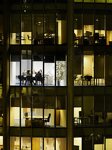 从大楼外部办公地点开会的 商业人员小组会议外出活动办公楼外观人士关系成人窗户画幅小群人桌子合作图片