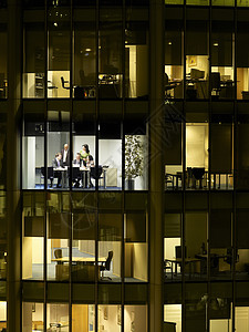 从大楼外部办公地点开会的 商业人员小组会议外出活动背景办公室团队窗户战略业务人物小群人人士桌子图片
