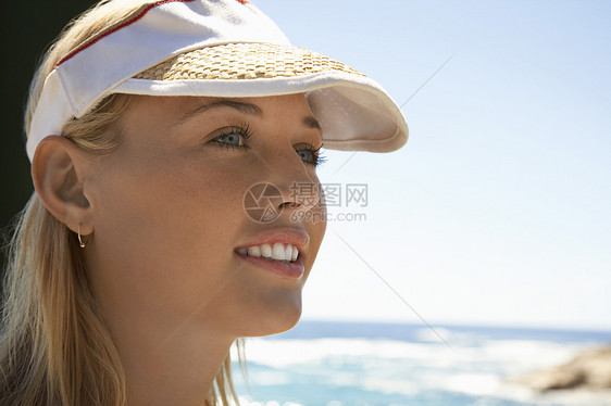 在海滩的顶罩上 紧贴美丽的年轻女子图片