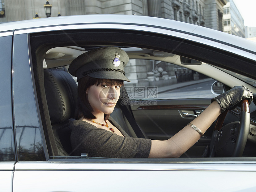 身穿制服的女性司机驾驶汽车的肖像图片