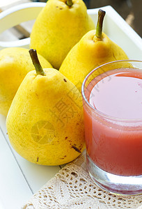 健康早餐 梨子和果汁果味工艺瓶子饮料水果小屋木头桌子食物乡村图片