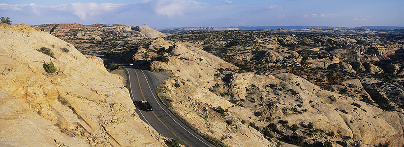 美国犹他州汽车在穿越沙漠的公路上行驶图片