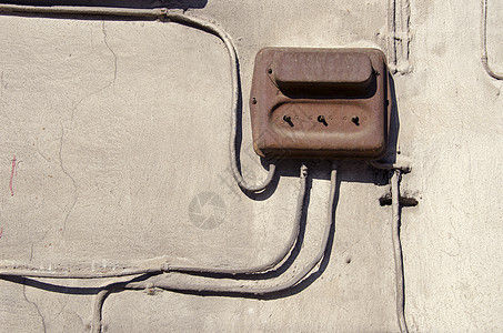 墙上老旧的电路断路器图片