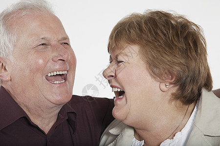 穿着白色背景笑脸的老夫妇更衣图片