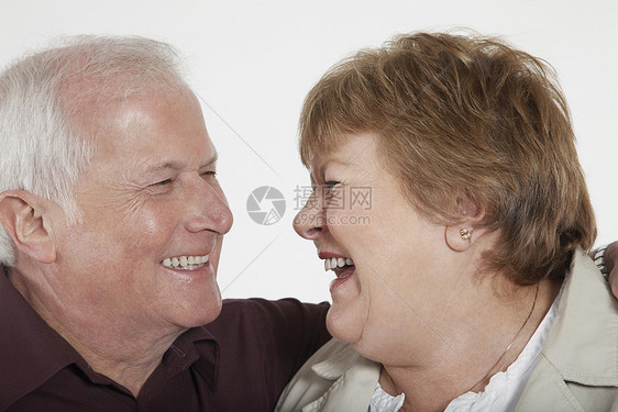 中年夫妇在近距离欢笑图片
