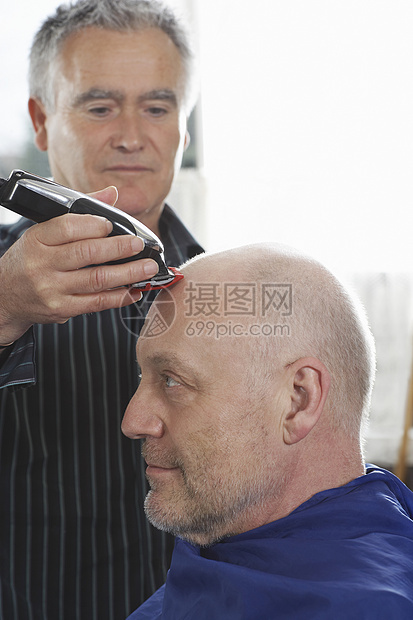 理发师用理发店的短发刮男客户头部图片