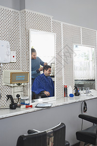 开心的商务人士 在沙龙理发师理发时剪发图片