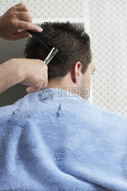 在理发店缝合理发师剪头发发型店铺男人发型师护理职业剪刀男性理发梳子图片