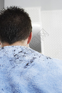 在理发店理发后 男人背部的头发剪短图片