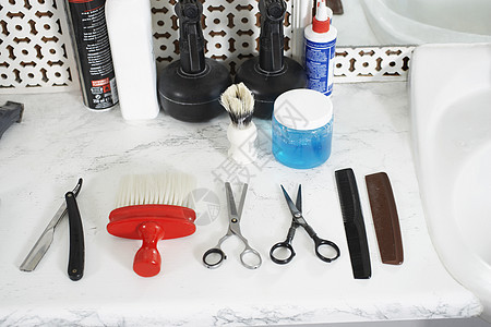 理发店剪刀 梳子 剃刀和刷笔卫生商业刷子头发水平柜台工具剃须产品理发师图片
