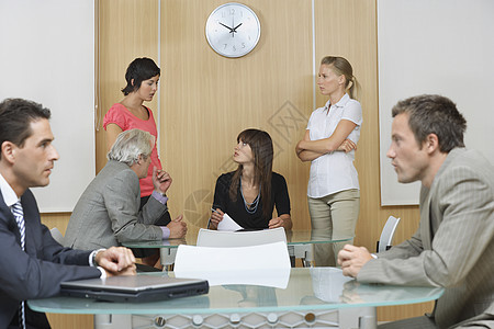 在会议室开会的商务人士关系男子桌子团队中年业务同事纸质椅子女士图片