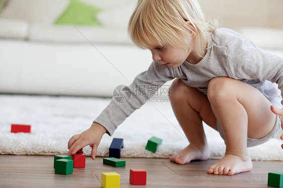托德勒玩木块游戏玩具活动孩子静物房间育儿房子积木金字塔教育图片