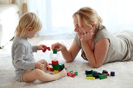 家人在家童年地面积木婴儿砖块家庭帮助游戏乐趣金字塔图片