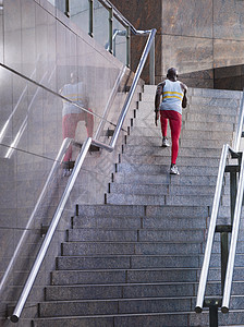 男性运动员在楼外楼梯上跑的后视镜建筑低角度建筑学城市脚步活力肌肉跑步黑色视图图片