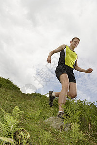 男子在农村慢跑休闲跑步中年人生活方式运动训练活动风景风光一人图片