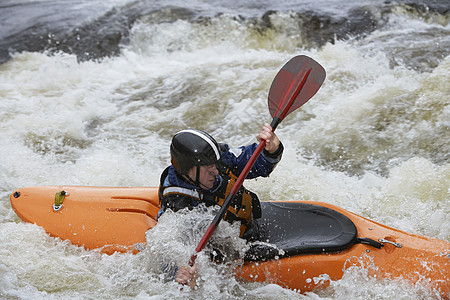 江河中一条人皮艇的侧面景象娱乐运动闲暇成人享受男人橙子挑战风险行动图片