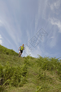 男子在农村慢跑训练低角度中年人锻炼远足者休闲田园服装倾斜中年图片