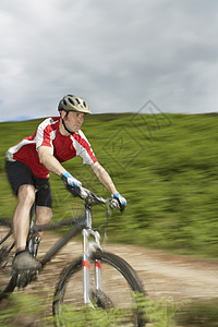 农村男骑自行车者走上轨道踪迹休闲田园成人风景一人头盔手套活动男人图片