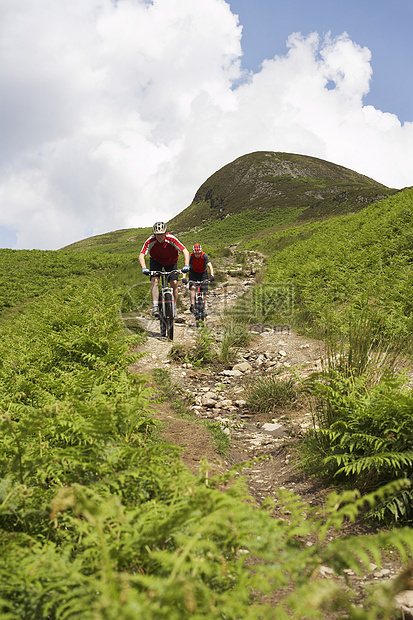 农村的两名骑自行车者走上轨道锻炼山地享受风景成人生活方式冒险丘陵活动休闲图片