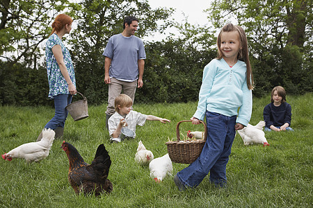 父母和三个子女(5-9岁) 有母鸡在花园中图片