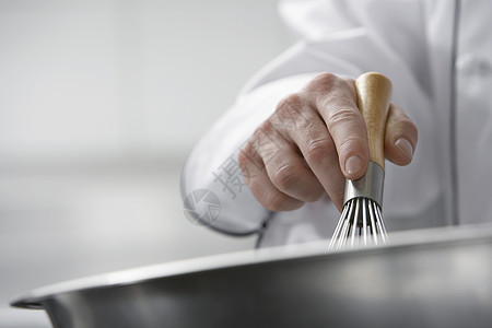 手紧 把碗里混合成份男士餐厅职业用具男性水平腹部食物烹饪混合物图片