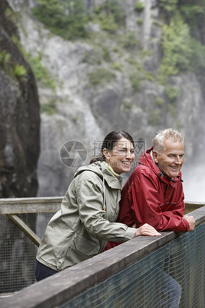 男人和女人都仰着栏杆看风景图片