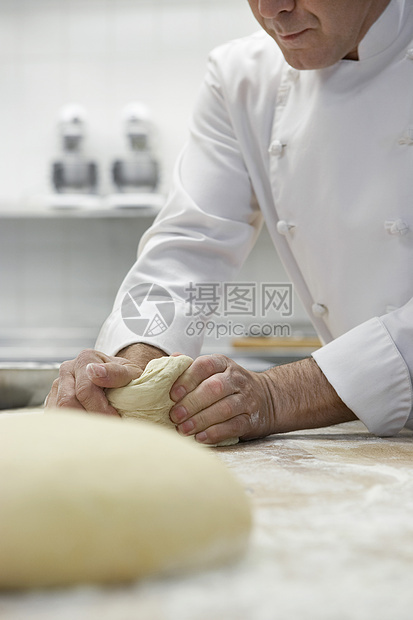 在厨房里做面粉的男厨师中近身部木板制服酵母商业烹饪餐厅男人腹部食物中年图片
