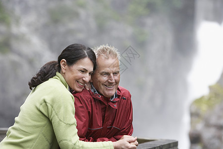 快乐的中年男女在模糊背景下看待观点 欢乐的中年男女图片