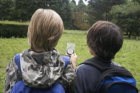 使用罗盘背包的两名男孩近视图片