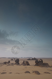 带巨石的沙漠景观图片