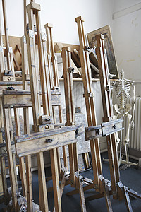 在空艺术家工作室中查看一组 Lapels 群作坊创造力爱好木板课堂团体画架大学班级骨骼图片