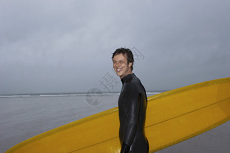 冲浪船在海滩肖像侧视图上携带冲浪板露齿半身摄影黑发大海男子潜水娱乐一人短发图片