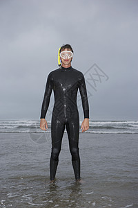 穿湿衣服的人穿着鼻水 在海滩肖像上站在水里休闲风镜呼吸管短发海洋摄影地平线黑发潜水男子图片