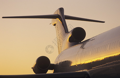 波音727喷气机的烟尘和尾翼飞机图片