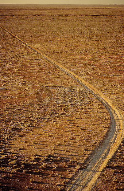 沿沙漠路外的澳大利亚沙漠公路驾驶汽车灌木丛运输曲线干旱地平线沙漠图片