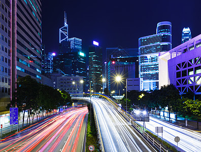 晚上在香港市的交通路线城市公司天空摩天大楼办公室景观踪迹大楼办公楼金融图片