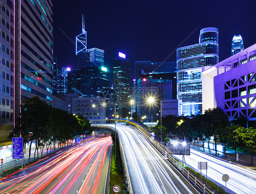 晚上在香港市的交通路线城市公司天空摩天大楼办公室景观踪迹大楼办公楼金融图片