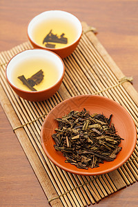 茶壶和干茶休假杯子草本植物文化飞碟陶器饮料食物竹子茶叶工夫图片