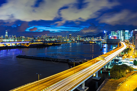 晚上有高速公路的香港市办公室天际城市天空建筑海洋景观商业巡航地标图片