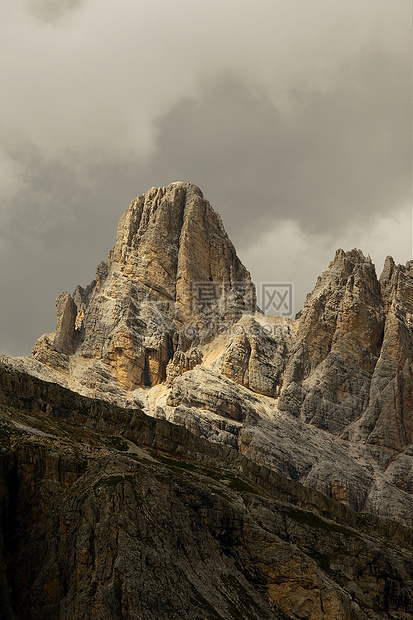 多洛米特远足地形石头远景石灰石顶峰荒野阳光晴天旅行图片