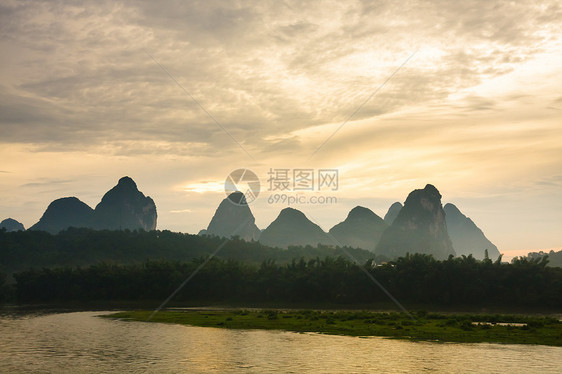 里河中国的卡斯特山脉图片