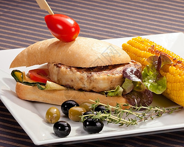 烤玉米和豆腐肉三明治黄瓜牛肉美食面包叶子沙拉地面包子熟食杂货店图片