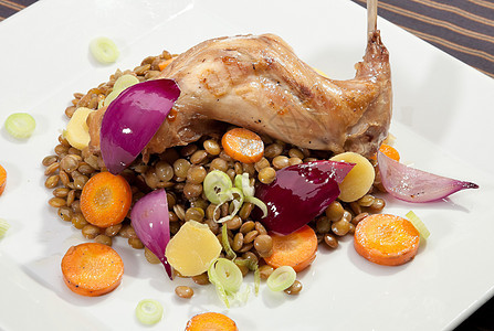 用大扁豆和蔬菜制成的烤兔腿豆子美食野兔韭葱炙烤食物饮食油炸午餐盘子图片